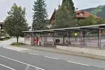 Haltestelle Hopfgarten Berglift mit ÖBB-Fahrkartenautomat und Unterführung zur gleichnamigen Bahnhaltestelle. Aufgenommen 2.10.2020.