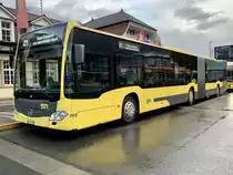 MB C2 G 703 der STI auf der Linie 21 nach Thun, am 24.10.20 auf dem Bahnhofplatz Interlaken Ost.