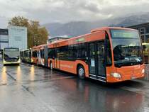 MB C2 G 171 der STI mit Vollwerbung mit C2 G 168 und 170 im Hintergrund für den Bahnersatz nach Spiez direkt, am 24.10.20 beim Bahnhof Interlaken Ost.