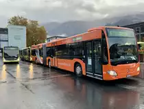 MB C2 G 171 der STI mit Vollwerbung mit C2 G 168 und 170 im Hintergrund für den Bahnersatz nach Spiez direkt, am 24.10.20 beim Bahnhof Interlaken Ost.