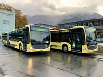 Die MB C2 G 168 und 170 der STI am 24.10.20 auf dem Bahnhofplatz Interlaken Ost für den Bahnersatz nach Spiez direkt.
