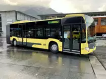 MB C2 G 167 der STI am 24.10.20 bei der Amkunft auf dem Bahnhofplatz Interlaken Ost.