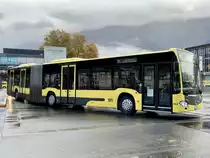 MB C2 G 703 der STI auf der Linie 21 nach Thun, am 24.10.20 bei der Abfahrt in Interlaken Ost.