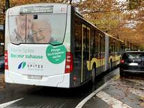 Heckansicht des MB C2 G 703 der STI auf der Linie 21 nach Thun, am 24.10.20 nach der Abfahrt in Interlaken Ost.