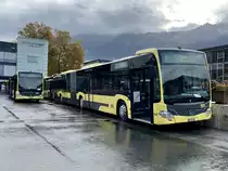 Die STI MB C2 G 165, 172 und 162 bereit für den Bahnersatz direkt nach Spiez am 24.10.20 auf dem Bahnhofplatz Interlaken Ost.