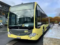 STI MB C2 G 166 für den Bahnersatz Regio nach Spiez am 24.10.20 auf dem Bahnhofplatz Interlaken Ost.