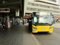 Scania Citywide der BVG an eine der Haltestellen im Bereich des Flughafen Berlin Tegel am 24. Oktober 2020.