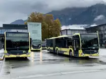 MB C2 G 173 der Linie 21 mit dem 165 und 172 am 24.10.20 als Bahnersatz nach Spiez direkt bei der Abfahrt in Interlaken Ost.