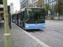 Der erste Solo-Lion´s City der MVG(Wagen 4200),der sich erheblich von den Serienfahrzeugen unterscheidet,hier auf einem seltenen Einsatz als  Neuperlacher-Linienbndel  (198/196/195/199)im Oktober 2007 in Neuperlach Zentrum.