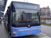 Der Lion´s City  Prototyp ,sprich der erste MVG-Lion´s City,mit der Nummer 5300 und leicht abweichender Innenausstattung,steht hier im April 07 am Ostbahnhof als Linie 145.