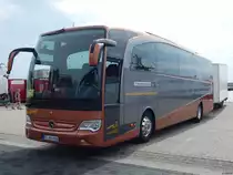 Mercedes Travego von Holtkamp-Busreisen aus Deutschland mit Anhänger im Stadthafen Sassnitz am 13.08.2018