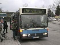 Wagen 5811 (O405GN1.5)steht im Nov 2007 am Kieferngarten,und wartet geduldig darauf,dass sein Fahrer mit ihm in Richtung Feldmoching aufbricht.Heute tr�umt dieser Wagen im Betriebshof West von goldenen Zeiten,als er noch im Einsatz war.