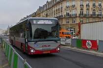 CP 9522, Iveco Croosway des CFL, im Baustellenbereich der Straßenbahn in der Stadt Luxemburg unterwegs. 18.11.2020