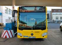 Reisebüro Müller Mercedes Benz Citaro 2 der für die Stadtwerke Bad Vilbel fährt am 21.11.20 beim Tanken in Bad Vilbel