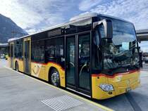 Der neue MB C2 hybrid '11426'  BE 827 645  von PostAuto Regie Interlaken, am 23.11.20 auf dem Bahnhofplatz Interlaken West.