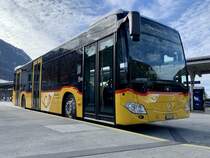 Der neue MB C2 hybrid '11426'  BE 827 645  von PostAuto Regie Interlaken am 23.11.20 in Interlaken West.