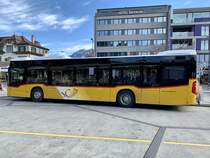 Der neue MB C2 hybrid '11426'  BE 827 645  von PostAuto Interlaken am 23.11.20 beim Bahnhof Interlaken West.