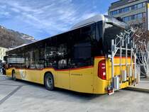 Heckansicht des neuen MB C2 hybrid von PostAuto Interlaken am 23.11.20 auf dem Bahnhofplatz Interlaken West.