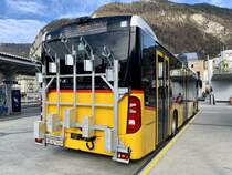 Heckansicht des neuen MB C2 hybrid '11426'  BE 827 645  von PostAuto Interlaken am 23.11.20 beim Bahnhof Interlaken West.