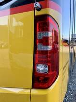 Detailansicht eines Rücklichtes eines MB C2 hybrid für PostAuto am 23.11.20 bei Evobus Winterthur.