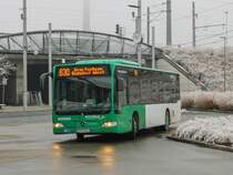 Graz. Den wohl dienstältesten Bus in Graz findet man bei der ÖBB Postbus AG: Der Wagen BD 12828 ist der noch der Einzige O 530 Facelift bei der Postbus-Verkehrsstelle in Graz. Am 25.11.2020 war der Bus auf der Linie 630 anzutreffen, hier in Puntigam.