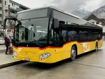 2. neuer MB C2 hybrid '11404'  BE 610 540  von PostAuto Interlaken am 5.12.20 beim Bahnhof Interlaken West.