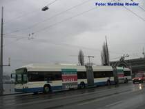 1, von 3 bei der VBL- Im Einsatzstehender Doppelgelenktrolleybus, auf der Linie 1, zwischen Luzern Bhf, und Schwanenplatz am 23.01.09