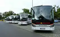 Gruppenfoto mit fünf Reisebussen (Setra, MB, MAN) von 'Schomaker Reisen', gesehen in Berlin /Hardenbergplatz, im August 2020.