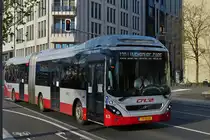 YB 6896, Volvo 7900 Hybrid Gelenkbus des CFL, auf dem Weg zum Hauptbahnhof in der Stadt Luxemburg. 26.11.2020