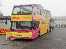 Um dem steigenden Andrang auf die Postfilialen rund um die Weihnachtszeit auch in Coronazeiten sicher begegnen zu können, setzt DHL in Berlin jetzt auf sogenannte Paketbusse. 
Hier ein MAN Lions City der Bayern Express & P. Kühn Berlin GmbH am 09. Dezember 2020 auf den Marktplatz Britz-Süd in Berlin.