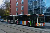 DU 9550, Mercedes Benz Citaro des VDL, fährt in der Stadt Luxemburg an der Neuen Trasse der Straßenbahn an mir vorbei. 26.11.2020