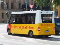 VW Kutsenits von Busunternehmen Manfred Scholz aus Deutschland in Stralsund am 26.08.2018