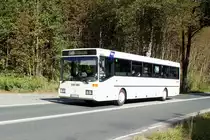 Bus Erzgebirge: Mercedes-Benz O 407 (ERZ-RV 378) der RVE (Regionalverkehr Erzgebirge GmbH), aufgenommen im September 2020 in der Nähe von Breitenbrunn / Erzgebirge.