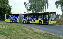 Mercedes-Benz O530 C2 G, von 'Flaegel Reisen'. Im SEV für die S-Bahn, Berlin-Tempelhof im Juni 2020.