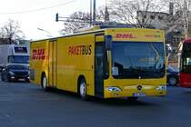 Mercedes Benz Citaro O 530 II Ü '557', der Busverkehr Oder-Spree GmbH-BOS, unterwegs als Paketbus der DHL, bei bescheidenen Lichtverhältnissen in Berlin, Dezember 2020.