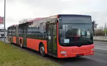 Ein MAN Gelenkbus mit Hamburger Kennzeichen? (Nr.1671) in rot am 16.12.20 Schönefeld b. Berlin.