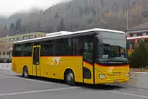 IVECO Bus der Post steht auf den Platz vor dem Bahnhof Interlaken Ost. Die Aufnahme stammt vom 25.11.2020.