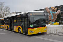 Mercedes Citaro der Post, im Einsatz als Bahnersatz nach Meiringen steht auf dem Platz beim Bahnhof Interlaken Ost. Die Aufnahme stammt vom 25.11.2020.