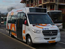 WV 2082, Mercedes Benz Sprinter von Voyages Wagener in neuer Farbgebung, gesehen am Bahnhof in Ettelbrück. 18.12.2020
