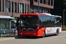 Volvo 8900 der Arriva Gruppe hält am Halt der Unterirdischen Parkhauses in Etten-Leur. 31.08.2019