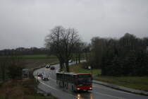 Von 2003 bis 2019 bei der Rheinbahn Düsseldorf im Einsatz war der ehemalige Wagen 6851. Seit Mitte 2019 bis 31.12.20 verrichtete dieser dann bei der Firma Klingenfuß ein zweites Leben im Rheinbahnauftrag. An seinem letzten Einsatztag im Linienverkehr durfte er noch einmal 169 spielen, auf welcher ich ihn im Regenschauer auf der Essener/Velberter Stadtgrenze fotografieren konnte.