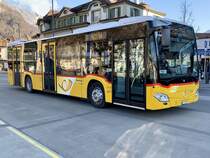 MB C2 hybrid  11404  PostAuto Depot Interlaken, auf der neuen Linie 60 die den Regio am Thunerseeufer zwischen Interlaken Ost und Spiez ersezt, am 8.1.21 bei der Anfahrt auf Interlaken West.