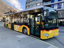 MB C2 hybrid  11404  PostAuto Interlaken am 8.1.21 auf dem Bahnhofplatz Interlaken West.