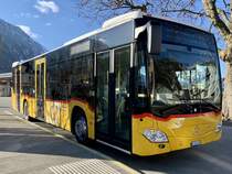 Der neue MB C2 hybrid '11403' von PostAuto Depot Aeschi steht am 8.1.21 auf dem Bahnhofplatz Interlaken West.