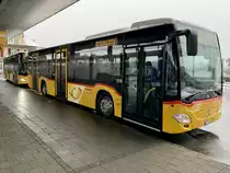 Der neue C2 hybrid `11402`  BE 654 090  von PostAuto Depot Aeschi am 17.1.21 beim Bahnhof Spiez.