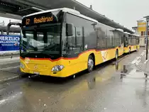 MB C2 hybrid `11402` mit dem C2 hybrid `11403` im Hintergrund vom Depot Aeschi, am 17.1.21 beim Bahnhof Spiez.