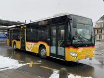 Neuer MB C2 hybrid `11402`  BE 654 090  von PostAuto Depot Aeschi am 17.1.21 bei der Abfahrt in Spiez.