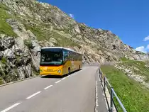 IVECO-PostAuto braust mir am Sustenpass entgegen. Auf Velotour bergwärts, 19. Juli 2020 auf Urner Seite.