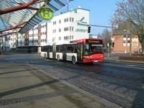 Ein Solaris Urbino 18 erreicht gerade auf seinem Weg von Farge nach Gr�pelingen den Bhf Vegesack. Wo ich den Bus betreten habe um nach Gr�pelingen zu gelangen. Allerdings l�sst der Komfort sehr zu w�nschen �ber. So sind die Sitzfl�chen noch sehr unbequem und man merkt es auf langen Strecken. Aufgenommen am 25.01.2009