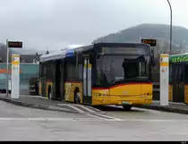 Postauto - Solaris BL 205707 bei den Haltestellen beim Bahnhof von Gelterkinden am 31.01.2021